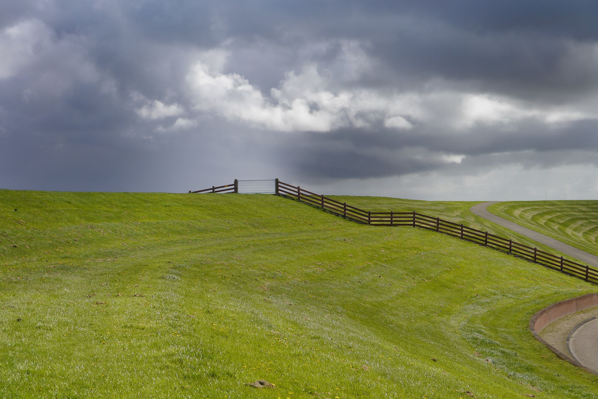 Weite ostfriesische Deichlandschaft, hier wird DOLLART DROPS abgefüllt
