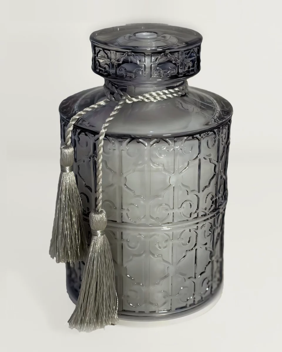 Grey Tassel Edition, Nahaufnahme von Relief-Glas und Quasten